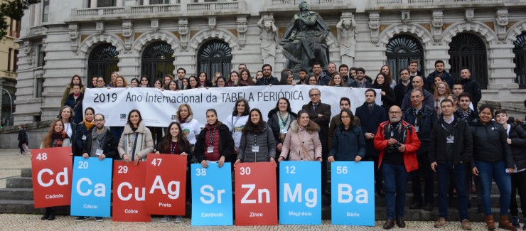 Mais de mil estudantes compõem Tabela Periódica humana